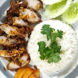 ข้าวหมูทอด น้ำจิ้มซอสมะขาม