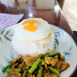 ผัดเผ็ดหมูเมืองคอน+ไข่ดาว