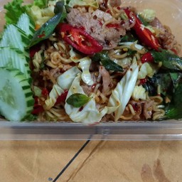 ผัดกระเพามาม่าหมูชิ้น