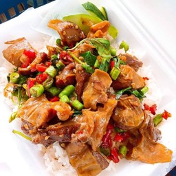 กระเพราหมูตุ๋นใส่ถั่วฝักยาวราดข้าวไข่ดาวหอมๆ