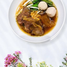 ก๋วยเตี๋ยวเนื้อตุ๋น เอ็นแก้ว ริ้ว ตับ ลูกชิ้น