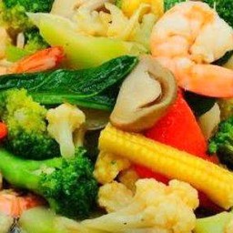ผัดผักรวมไก่ ราดข้าว