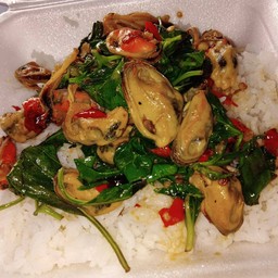 หอยแมลงภู่ผัดใส่โหระพาราดข้าว