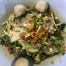 ก๋วยเตี๋ยวแห้งเนื้อเปื่อยลูกชิ้น