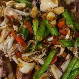 ข้าวผัดพริกแกง ปลาหมึก