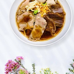 ก๋วยเตี๋ยวเนื้อรวม เอ็นแก้ว ริ้ว ตับ ลูกชิ้น