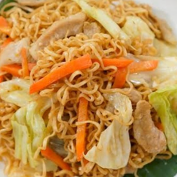 มาม่าผัดไข่ใส่หมูสับ