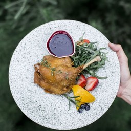 สเต็กสะโพกเป็นดฮังการี ซอสเสาวรส หรือซอสสตรอเบอรี่