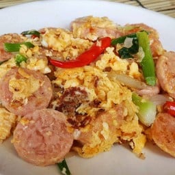 แหนมผัดไข่ราดข้าว