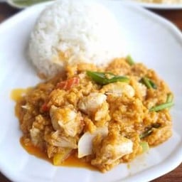 ผัดผงกะหรี่ราดข้าว