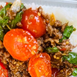 กระเพราเนื้อสับ ไข่แดงเค็ม