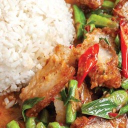 ผัดเครื่องแกงราดข้าว