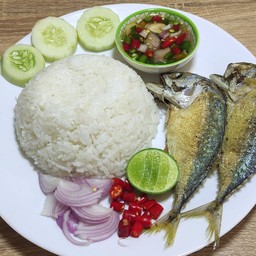 ข้าวปลาทูทอด 2 ตัว (ข้าวแมว) พร้อมน้ำจิ้มสุดแซ่บ