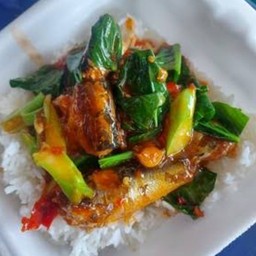 ผักเครื่องแกงปลากะป๋องราดข้าว