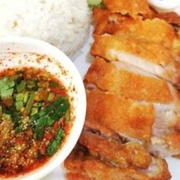 ข้าว สะโพกไก่ทอดน้ำปลา กล่องใหญ่ ทอดใหม่รอ10นาที