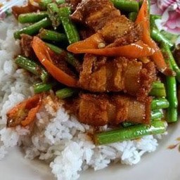 ข้าวผัดพริกแกงหมูกรอบ