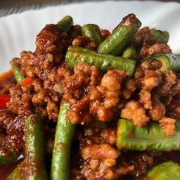 ข้าวผัดพริกแกง หมูสับ