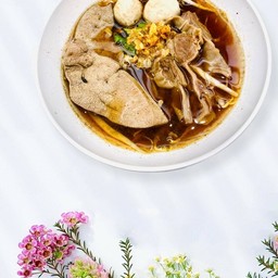 ก๋วยเตี๋ยวหมูตุ๋น ลูกชิ้น ตับ