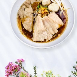 ก๋วยเตี๋ยวหมูสด ตับ ลูกชิ้น