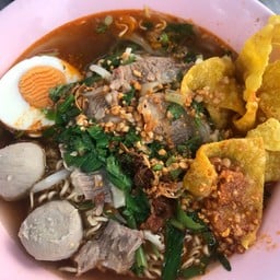 ก๋วยเตี๋ยวต้มยำเนื้อสดลูกชิ้น