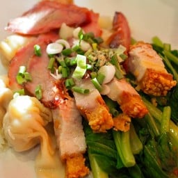 เกี๊ยวกุ้งหมูแดงหมูกรอบ