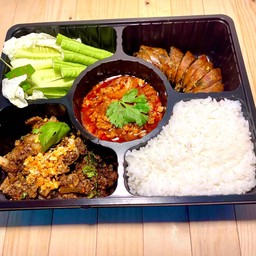 C1 ข้าวลาบหมูคั่ว+น้ำพริกอ่อง+ใส้อั่วย่าง