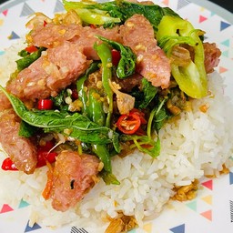 ข้าวราดผัดกระเพราแหนม