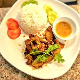 ข้าวปลาอินทรีย์ทอดกระเทียม