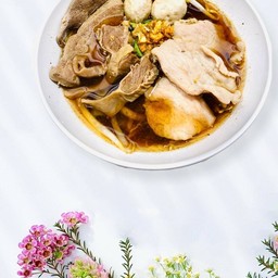 ก๋วยเตี๋ยวหมูรวม ลูกชิ้น ตับ