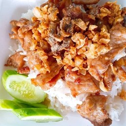 ไก่กระเทียมราดข้าวไข่ดาวหอมๆ