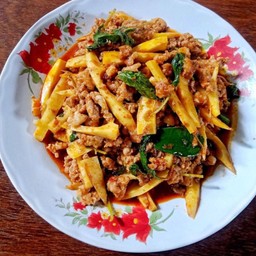 กับข้าวพริกแกงใส่หน่อไม้เหลือง หมู