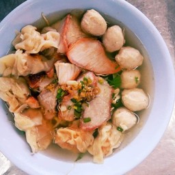 เกาเหลาเกี้ยวลูกชิ้นหมูแดง