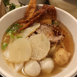 เส้นใหญ่ต้มตำ