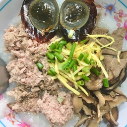 โจ๊กหมู ไข่เยี่ยวม้า