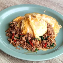 [อร่อยซ่ากับโค้ก] ข้าวกระเพราหมูสับไข่ข้น +  โค้ก ออริจินัล (กระป๋อง)