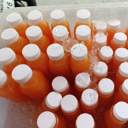 น้ำส้มคั้นสดแท้ 100% By : ชาติ&กุ้ง