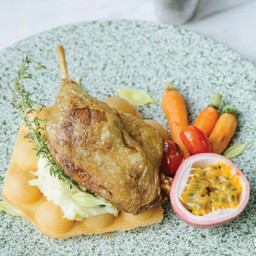 สเต็กสะโพกเป็ด เสิร์ฟกับวาฟเฟิลฮ่องกง ซอสเสาวรส