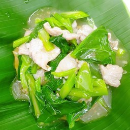 เส้นใหญ่ราดใบตอง