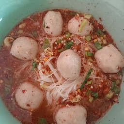 ก๋วยเตี๋ยว ลูกชิ้นหมู