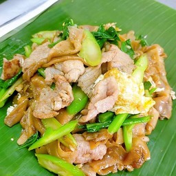 ผัดซีอิ๊วหมูใส่ไข่