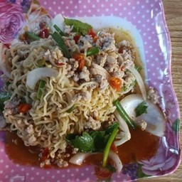 ยำมาม่าหมูสับ