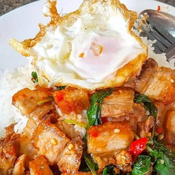 กะเพราหมูกรอบราดข้าว