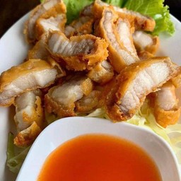 สามชั้นทอดน้ำปลา