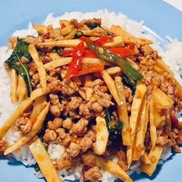 กระเพราหน่อไม้หมูสับราดข้าว+ไข่ดาวฟรี