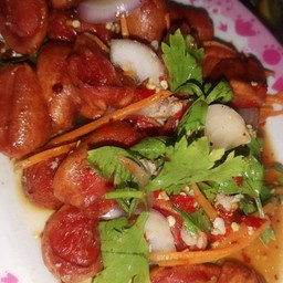 ยำไส้กรอกแดงทอด