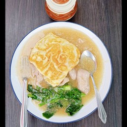 ราดหน้าเส้นใหญ่ห่อไข่