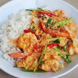 ผัดผงกะหรี่ทะเลราดข้าว