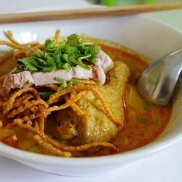 ข้าวซอยไก่ +  หมูกรอบ