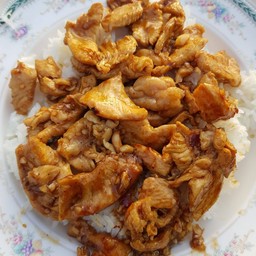ไก่ทอดกระเทียม ราดข้าว