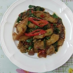 กระเพราขาหมูเป็นกับข้าว